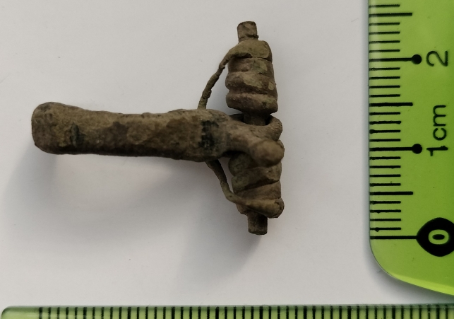 Fibula kuszowata z brązu z VI grupy Almgrena